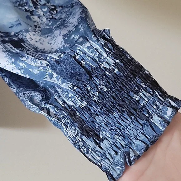 Chico's Blue Floral Vneck Sweater Satin Peasant Sleeves Size Large - Picture 3 of 6